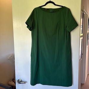 Kelly Green Lafayette 148 slight a line dress with side pockets. Short sleeve.